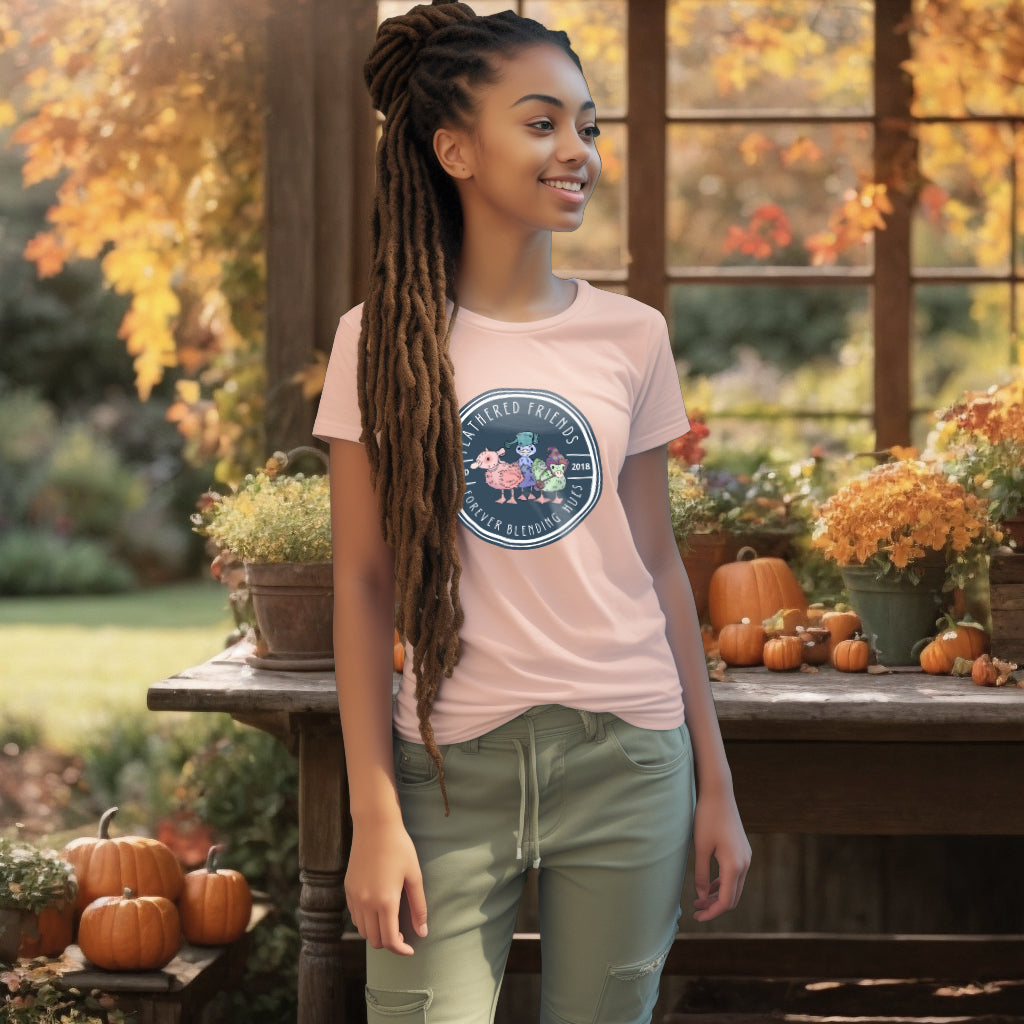 Featuring the charming 'Feathered Friends' design, this T-Shirt in Fraiche Peche worn by a model captures the spirit of friendship through the portrayal of three distinct ducklings.